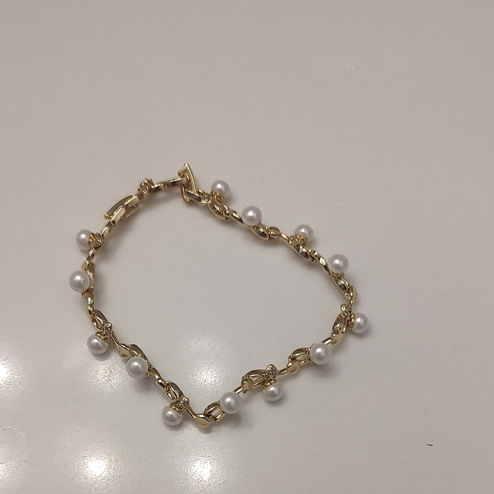 Elegant Faux Gold and White Pearl Bracelet